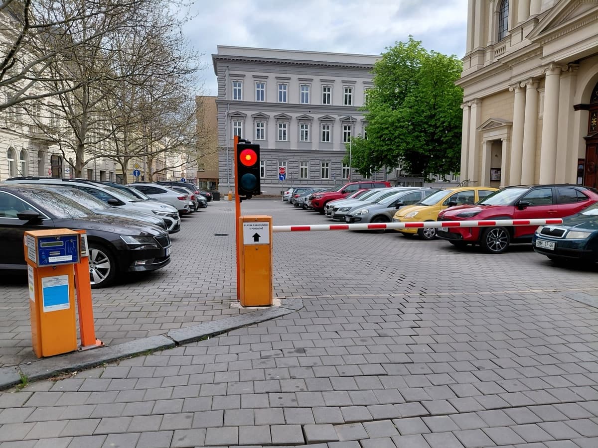 Parkoviště nám. Msgre Šrámka