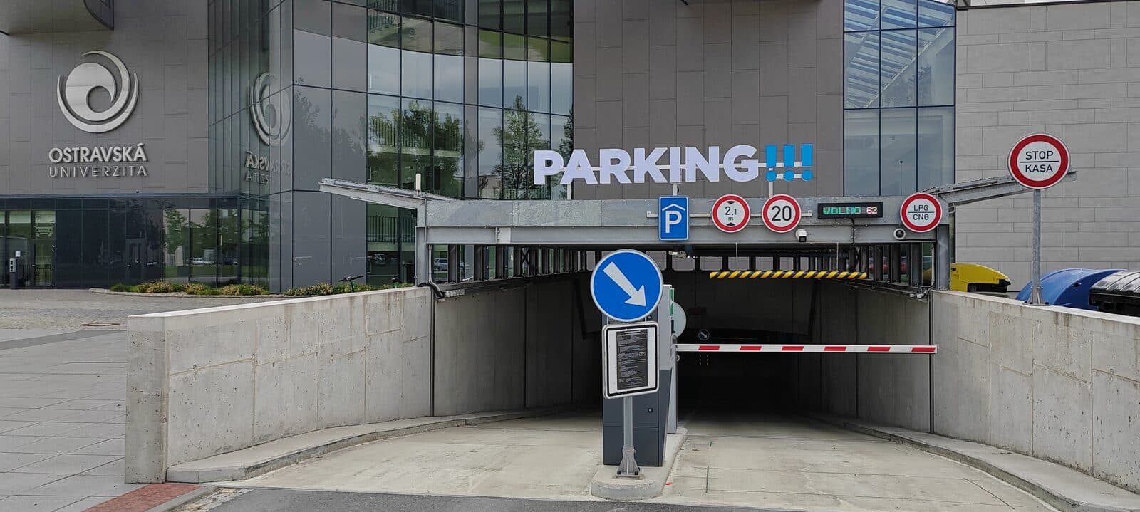 Parkoviště pod Ostravskou univerzitou